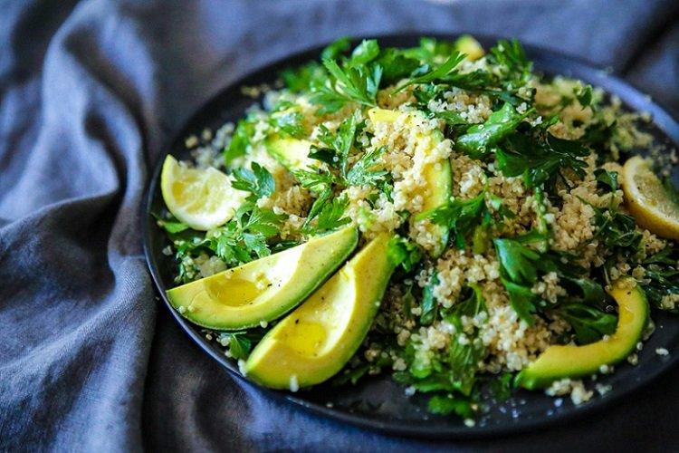 Gachas de trigo con aguacate y hierbas