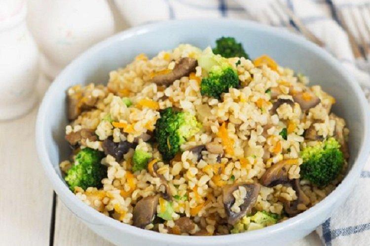 Gachas de trigo con brócoli y champiñones