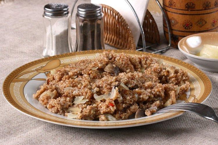Gachas de trigo con champiñones y cebolla