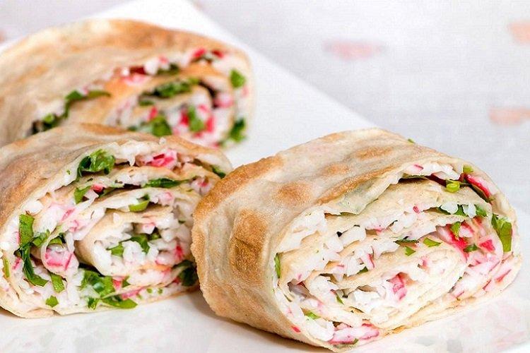Lavash mit Krabbenstäbchen-Füllung
