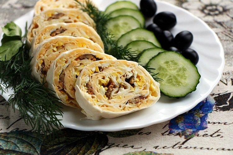 Lavash mit Sprotten und gekochten Eiern-Füllung