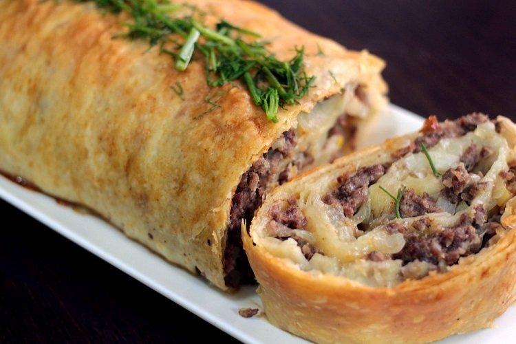 Lavash mit Hackfleisch und Käse