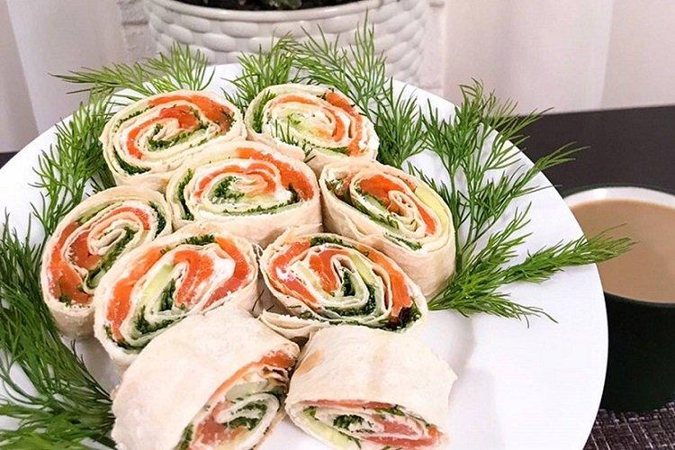 Lavash mit Lachs- und Gurkenfüllung
