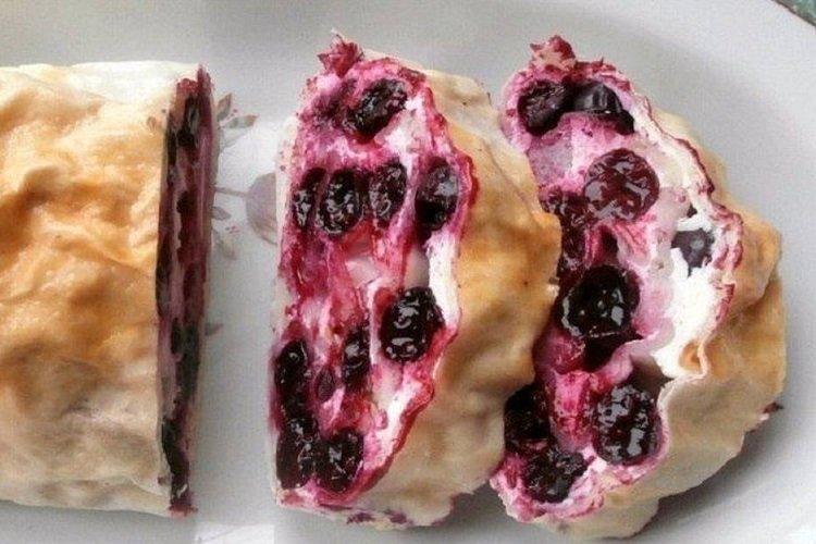 Lavash mit Quark- und Kirschfüllung