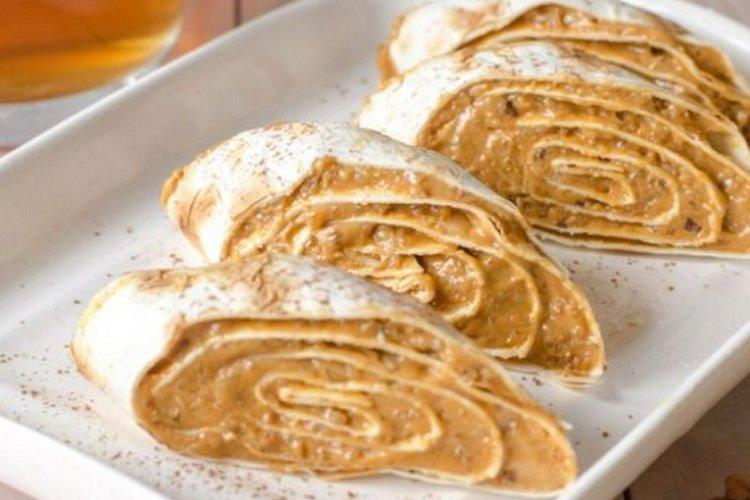 Lavash mit Kondensmilch und Nüssen