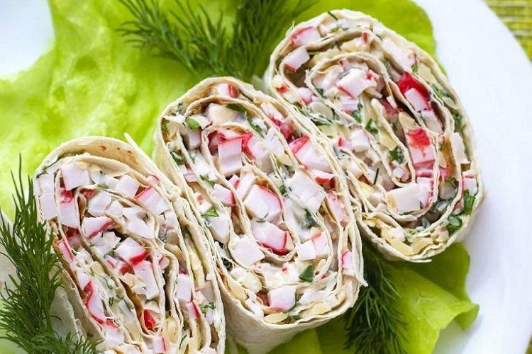 Lavash mit Krabbenstäbchen und Käse