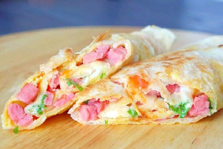 Lavash mit Wurst, Tomaten und Käse
