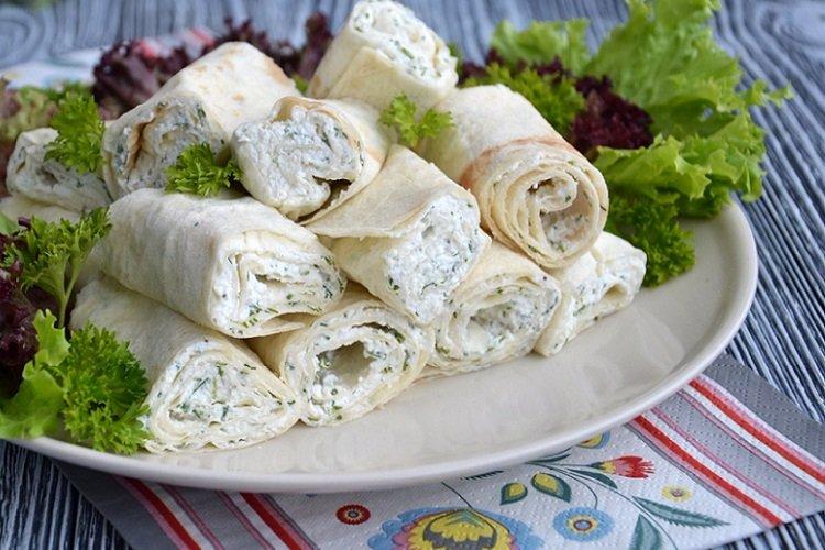 Lavash mit Schmelzkäse, Kräutern und Knoblauch-Füllung