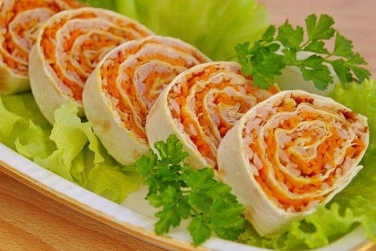 Lavash mit Wurst und koreanischen Karotten