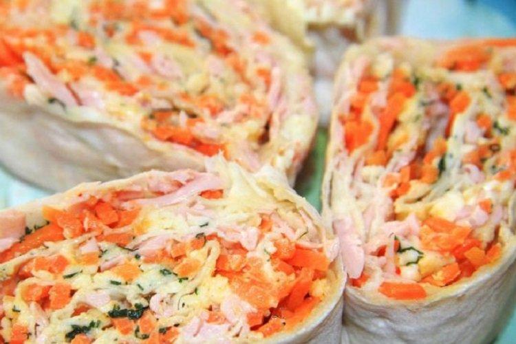 Lavash mit koreanischen Karotten, Käse und Wurst-Füllung