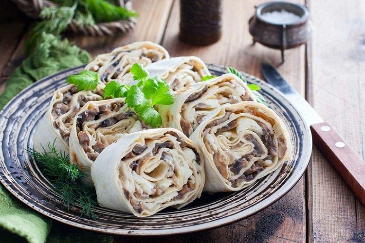 Lavash mit Pilzen, Zwiebeln und Eiern