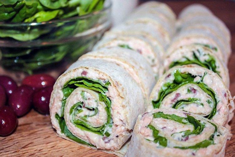 Lavash mit Hähnchen, Schmelzkäse und Spinat-Füllung