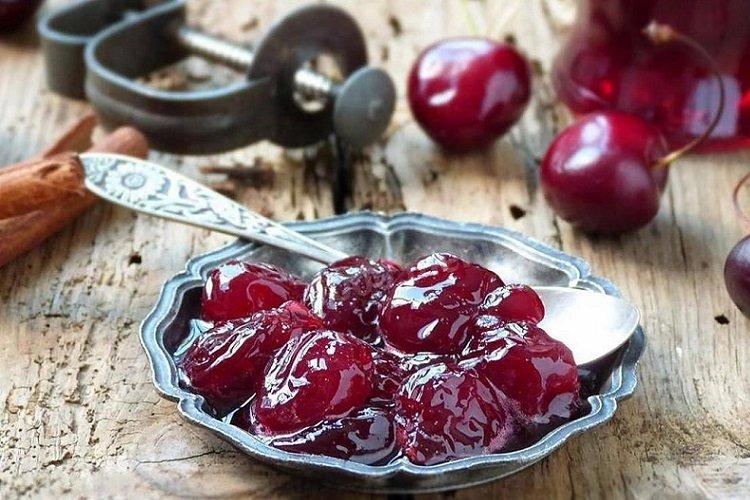 Mermelada de cereza en olla de cocción lenta