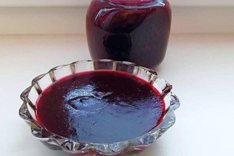 Jam from Honeysuckle Juice and Berries