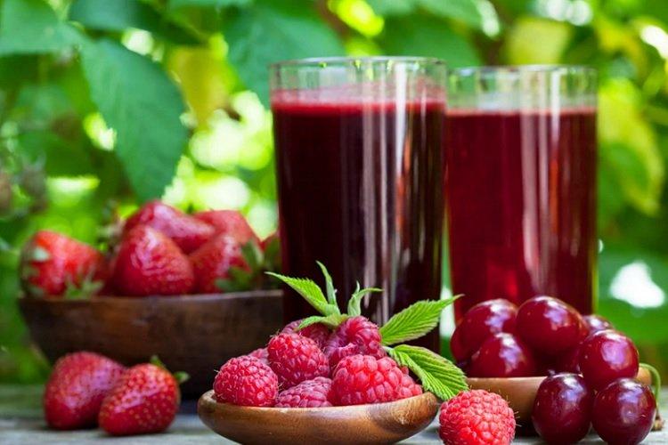 Kompott aus Erdbeeren, Kirschen und Himbeeren