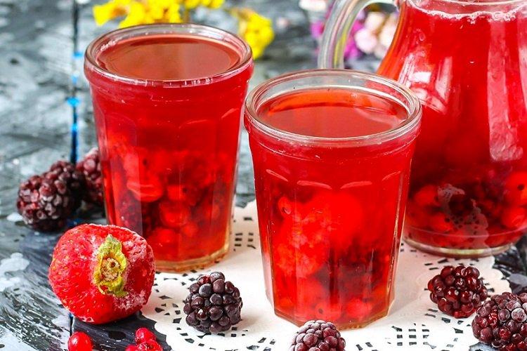 Kompott mit Erdbeeren, Johannisbeeren und Brombeeren