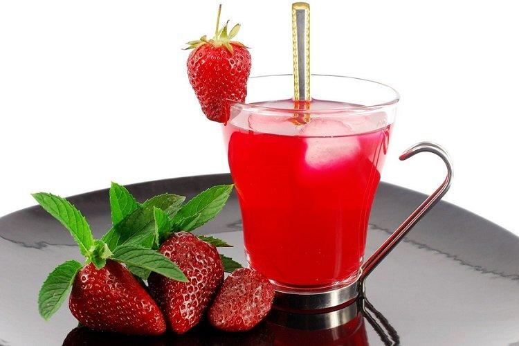 Kompott aus Erdbeeren und Trockenfrüchten