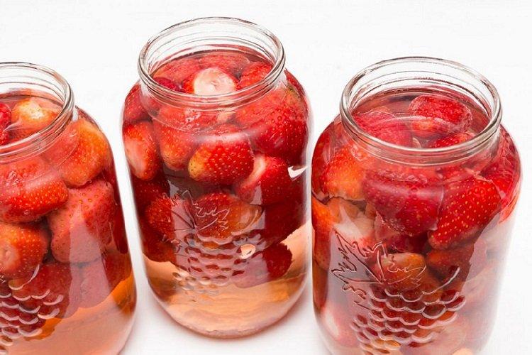 Kompott mit Erdbeeren und Aprikosen