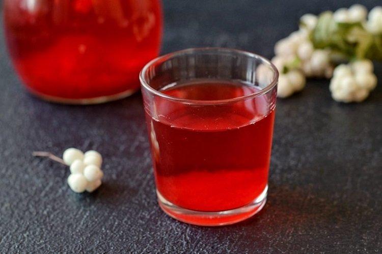 Kompott aus Erdbeeren und Trauben