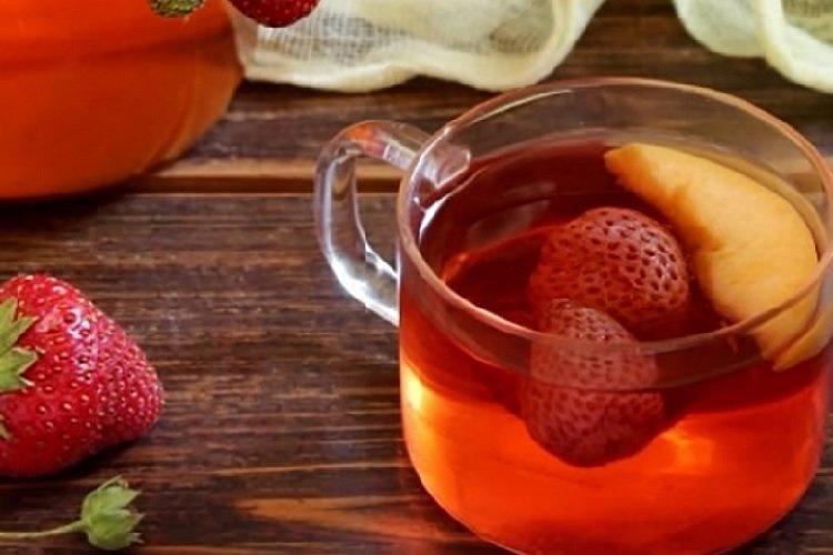 Kompott mit Erdbeeren und Pfirsichen