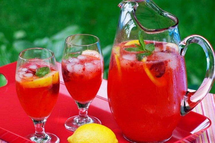 Kompott mit Erdbeeren und Zitrone