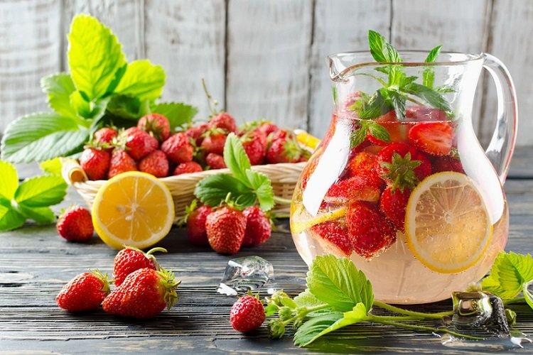 Kompott aus Erdbeeren, Minze und Zitrone