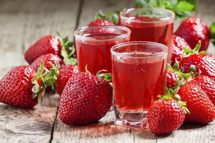 Kompott aus gefrorenen Erdbeeren