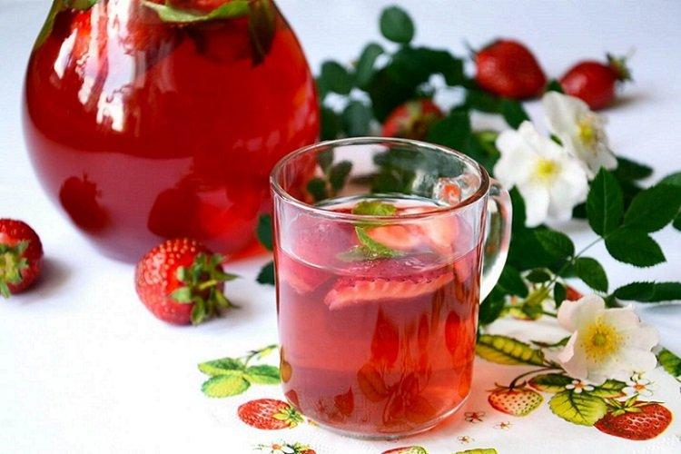 Kompott mit Erdbeeren und Apfelsaft