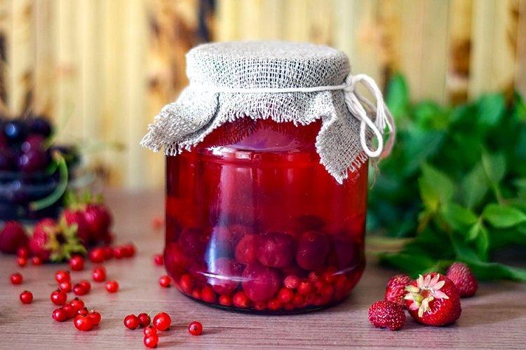 Kompott mit Erdbeeren und Johannisbeeren