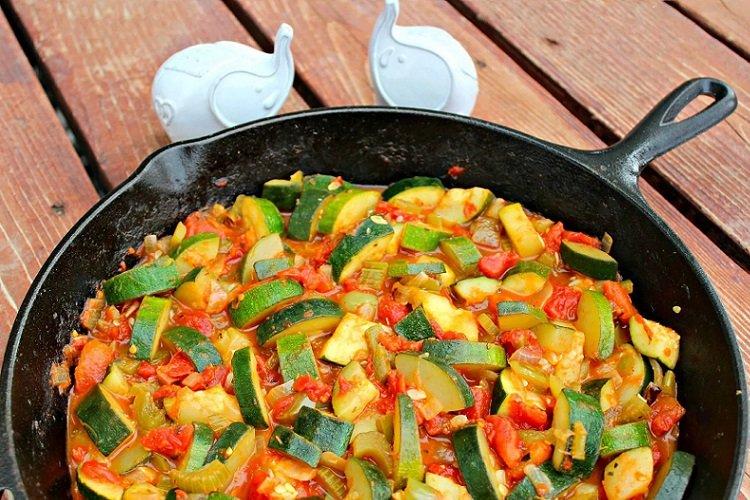 Geschmorte Zucchini in der Pfanne