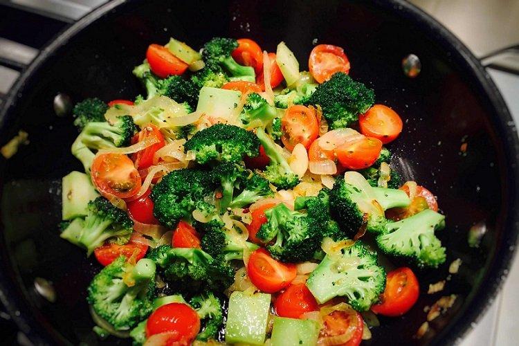 Gemüseragout mit Brokkoli und Zucchini