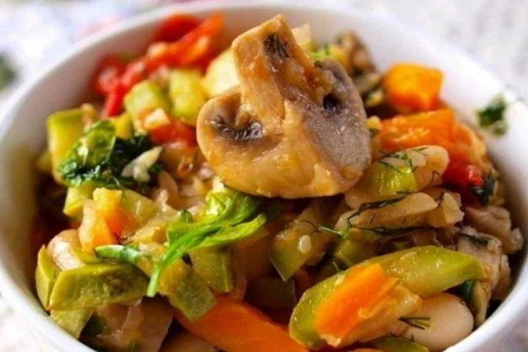 Geschmorte Zucchini mit Champignons