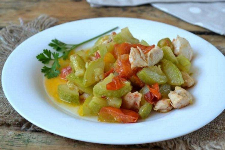 Geschmorte Zucchini mit Huhn