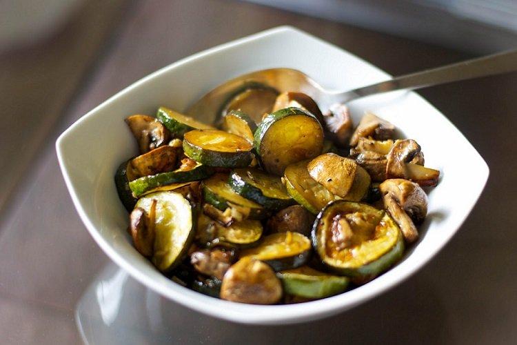Zucchini mit Pilzen, in Sojasauce geschmort