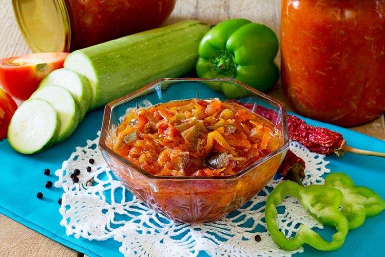 Zucchini, geschmort mit Schweinefleisch und Gemüse in süßer Sauce