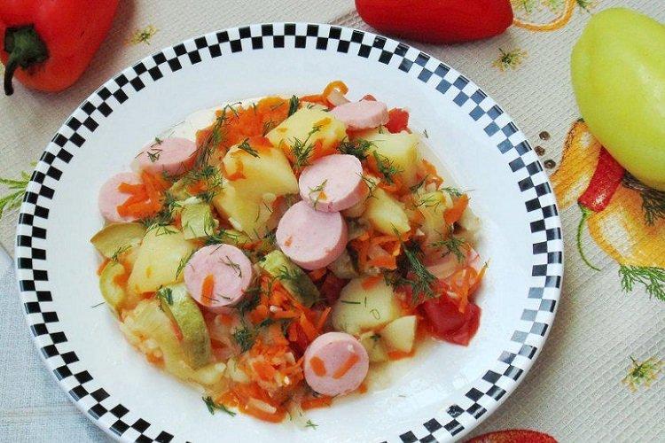 Geschmorte Zucchini mit Kartoffeln und Würstchen