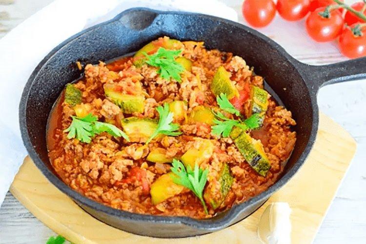 Geschmorte Zucchini mit Hackfleisch