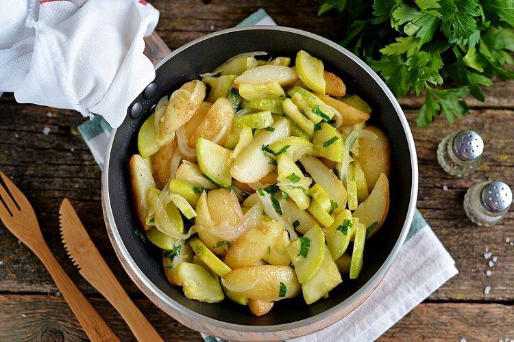 Geschmorte Zucchini mit Kartoffeln