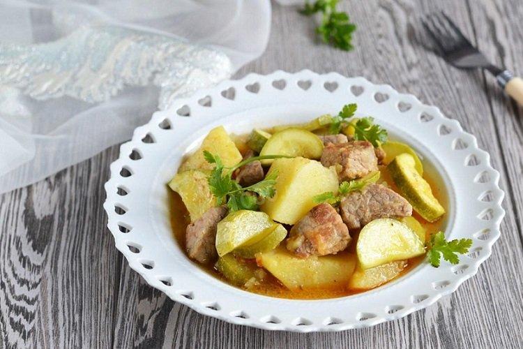 Zucchini, geschmort mit Kartoffeln und Fleisch