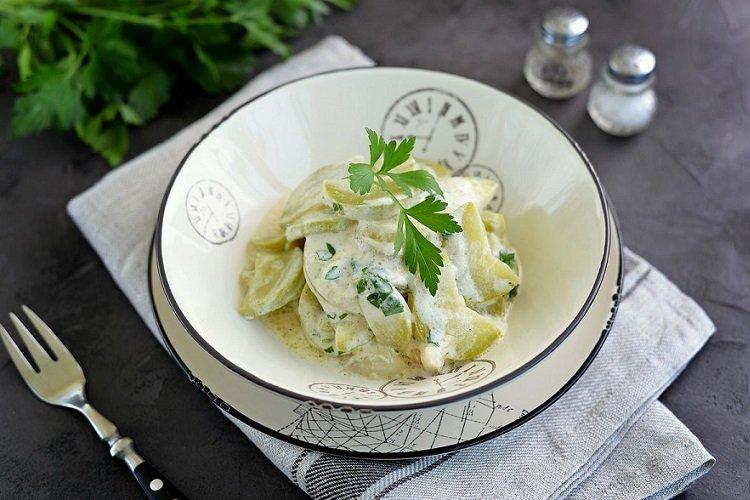 Zucchini, in Sauerrahm geschmort