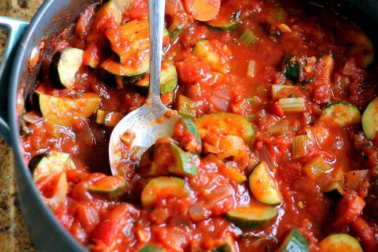Zucchini, in Tomate geschmort