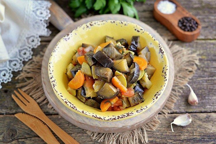 Zucchini, geschmort mit Auberginen