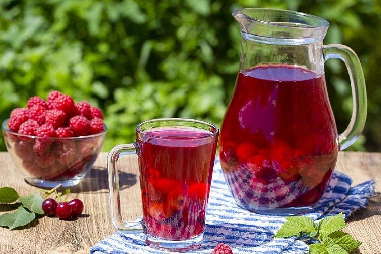 Kirschkompott mit Himbeeren und Himbeerblättern