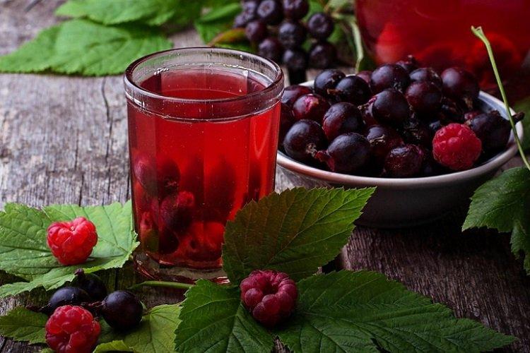 Kompott mit Kirschen, Johannisbeeren und Himbeeren