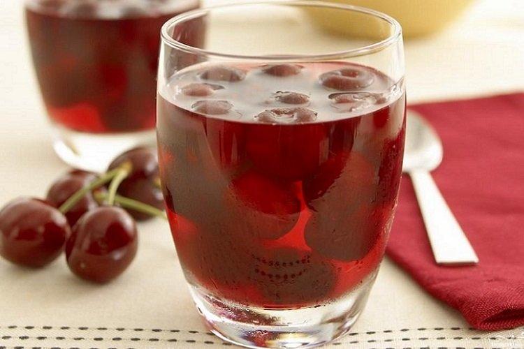 Kompott mit Kirschen und Kirschsaft