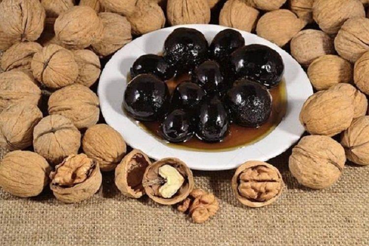 Marmelade aus grünen Walnüssen mit Schale