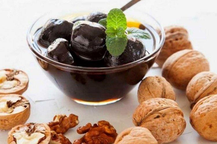 Einfache Walnussmarmelade mit Zucker