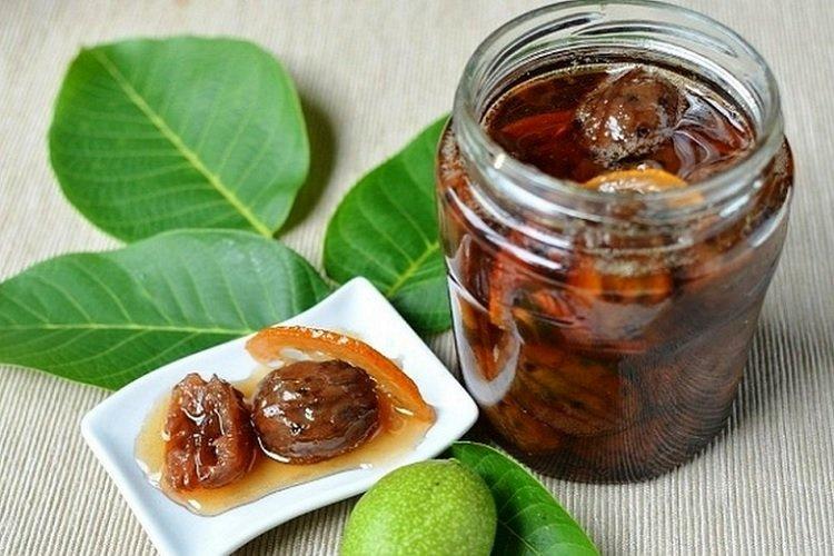 Walnussmarmelade mit Zitrone