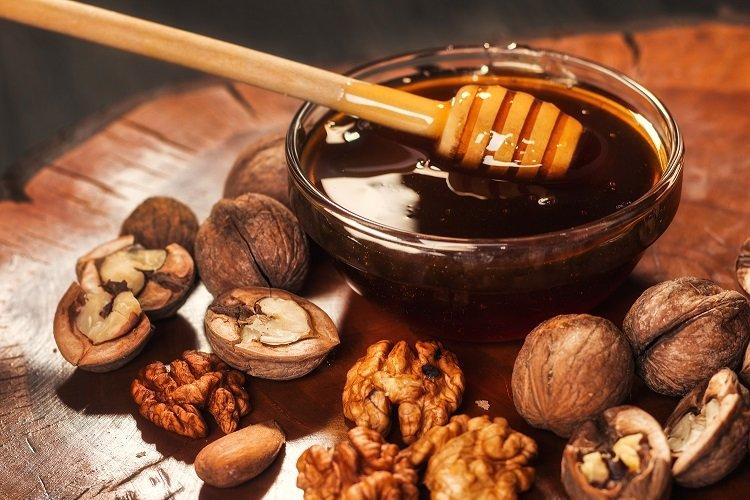 Walnussmarmelade mit Honig