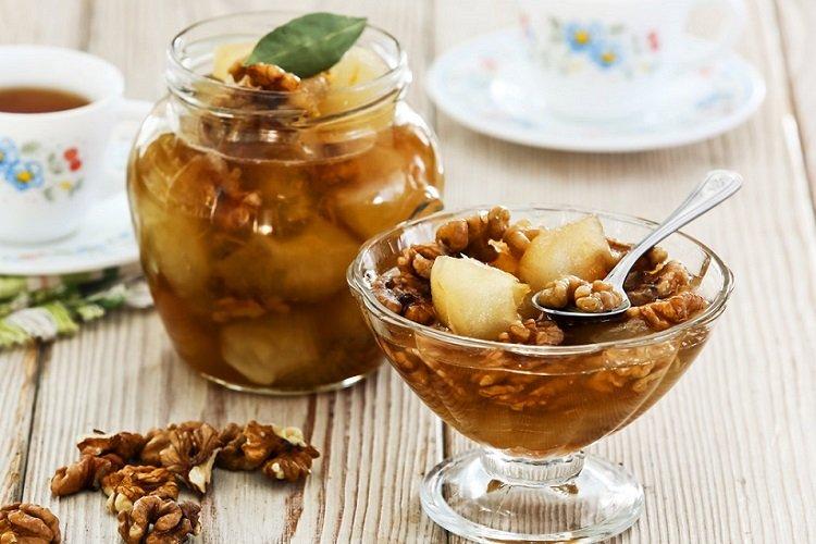 Walnussmarmelade mit Äpfeln